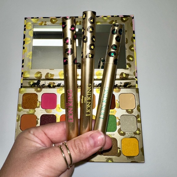 NEW REVOLUTION THE LION KING EYE SHADOW AND EYELINER SET - Picture 4 of 4